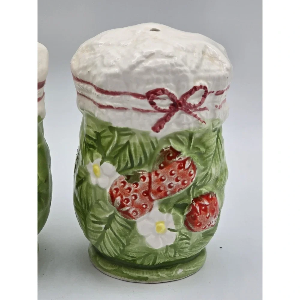 Vintage‎ Japan Strawberrt Flower Salt And Pepper Shakers Kitsch 1970s Hippy